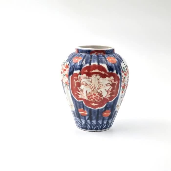 (稀少)伊万里焼　花壺 希少な伊万里焼の壺：日本の磁器の花瓶、青と赤の花模様、1900年代